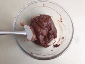 用刮刀翻拌均匀，成浓稠的面糊