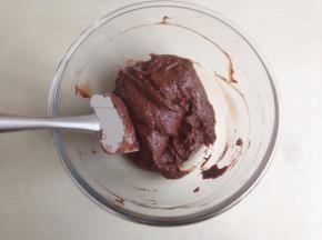 用刮刀翻拌均匀，成浓稠的面糊