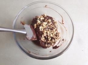 加入核桃碎拌均匀