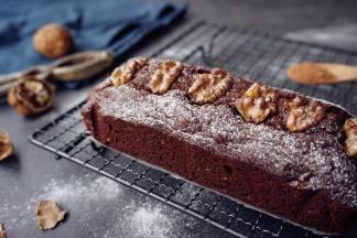 冷却后脱模，可以在表面撒上糖霜。浓郁的巧克力味蛋糕加上香脆的核桃仁，搭配得十分完美