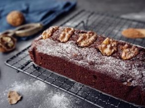 冷却后脱模，可以在表面撒上糖霜。浓郁的巧克力味蛋糕加上香脆的核桃仁，搭配得十分完美