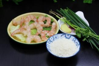 准备食材，大米、虾仁、香葱、生姜等。
