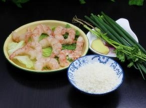 准备食材，大米、虾仁、香葱、生姜等。
