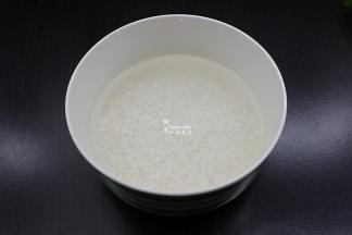 大米洗净，浸泡30分钟。浸泡不仅易煲绵绸，省时间，还更香滑。