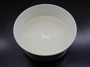 大米洗净，浸泡30分钟。浸泡不仅易煲绵绸，省时间，还更香滑。