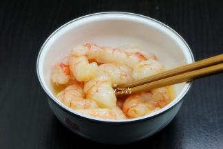 虾仁解冻、放油、盐、雨露腌制十分钟。