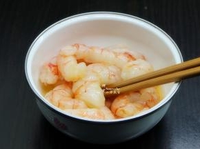 虾仁解冻、放油、盐、雨露腌制十分钟。