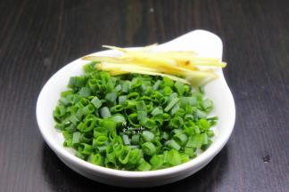 生姜、香葱分别洗净切好，待用