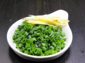 生姜、香葱分别洗净切好，待用