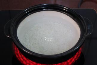 浸泡好大米，倒入砂锅上，再加上适量的清水。可以是高汤或沸水，其中海鲜虾仁粥高汤，可以鱼汤、鸡骨汤等加入替代水