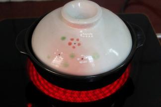 盖上盖子大火煮至米开，改为小火，熬煮约20分钟，时刻关注锅，以免溢出，小心