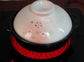 盖上盖子大火煮至米开，改为小火，熬煮约20分钟，时刻关注锅，以免溢出，小心