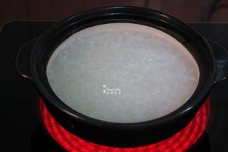 开盖，不断搅拌，继续熬煮浓稠。这个时候的搅拌就是对家人的爱。