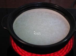 开盖，不断搅拌，继续熬煮浓稠。这个时候的搅拌就是对家人的爱。