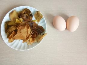 准备好晒干的鸡内金、鸡蛋。