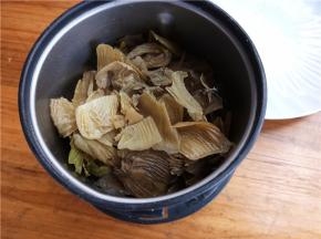 晒干的鸡内金放入料理机中打成粉末。
