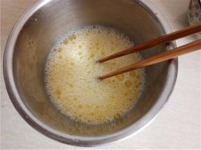 鸡蛋加温水、盐 搅打均匀。