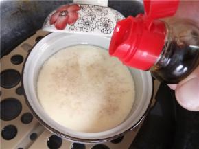 蒸好后淋入几滴生抽即可享用。