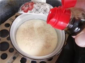 蒸好后淋入几滴生抽即可享用。