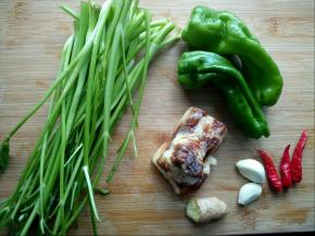 将所需食材洗净备用。