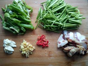 野芹菜切段，辣椒切条，蒜切片，姜切末，小米椒切小段，腊肉切片。