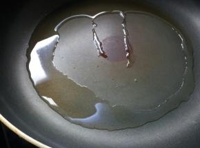 锅烧热后，下入20克食用油。