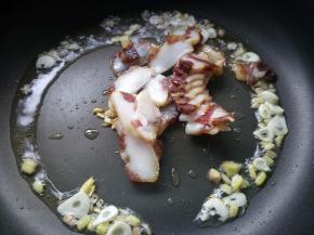 放入腊肉煸炒。