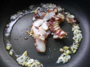 放入腊肉煸炒。