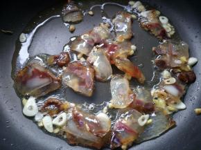 炒至腊肉变色。