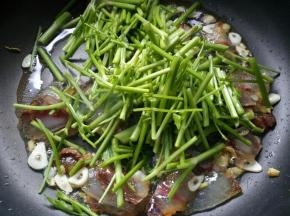 放入野芹菜。