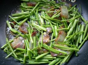 翻炒至野芹菜断生。