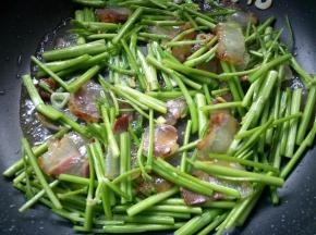 翻炒至野芹菜断生。