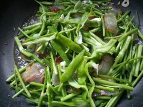 放入青辣椒，翻炒均匀。