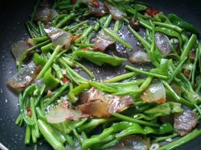 放入15克生抽，翻炒均匀关火。