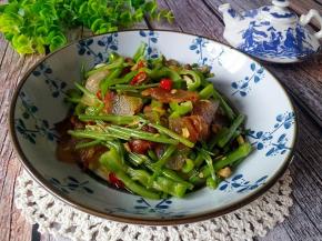 一到清香味美的野芹菜炒腊肉制作完成。