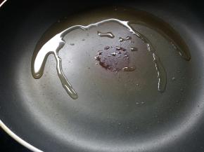 锅烧热后，下入20克食用油。