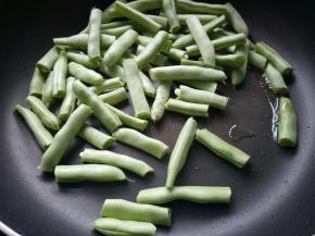 放入四季豆煸炒。