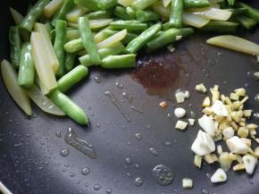 放入姜、蒜煸炒出香味。