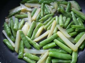 土豆与四季豆翻炒片刻。