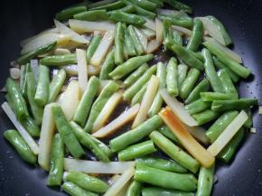 放入15克李锦记天成一味特级鲜酱油，翻炒均匀。