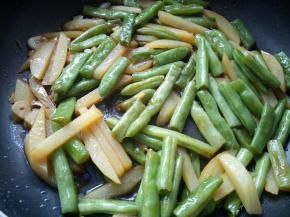 加适量的盐，翻炒均匀后关火。