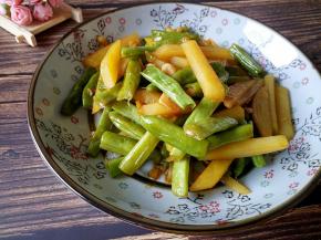 一道美味的四季豆炒土豆制作完成。