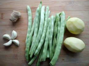 将所需食材洗净备用。豆角摘去两头，土豆去皮。