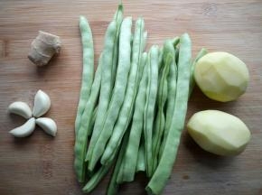 将所需食材洗净备用。豆角摘去两头，土豆去皮。