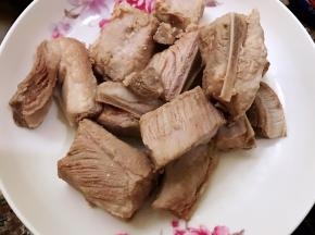 排骨加水，姜丝，花椒粒焯水备用