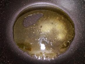 热锅凉油放入2勺白糖