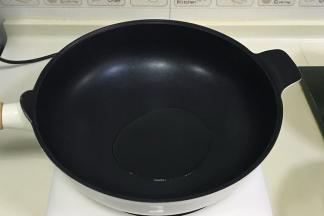 开大火，往炒锅内加入食用油。