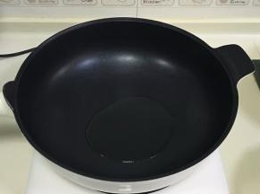 开大火，往炒锅内加入食用油。