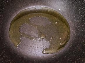 最小火慢慢炒至白糖溶化起泡后关火
糖色不能炒过了会糊，后面颜色就不好看了