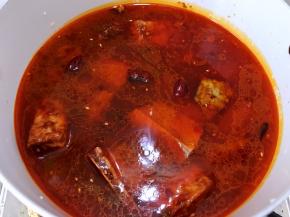 加入适量开水没过排骨上面一点
中小火炖10分钟